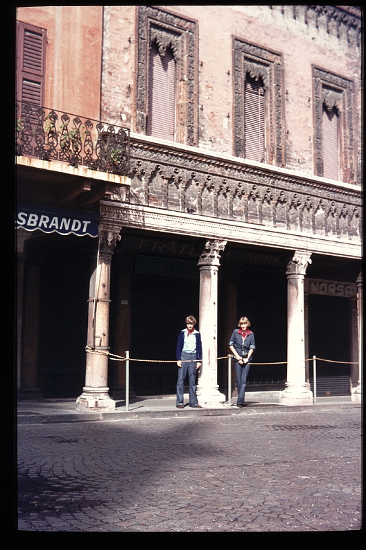 08.Mantova jul 1977 Brigitte,Marion.JPG